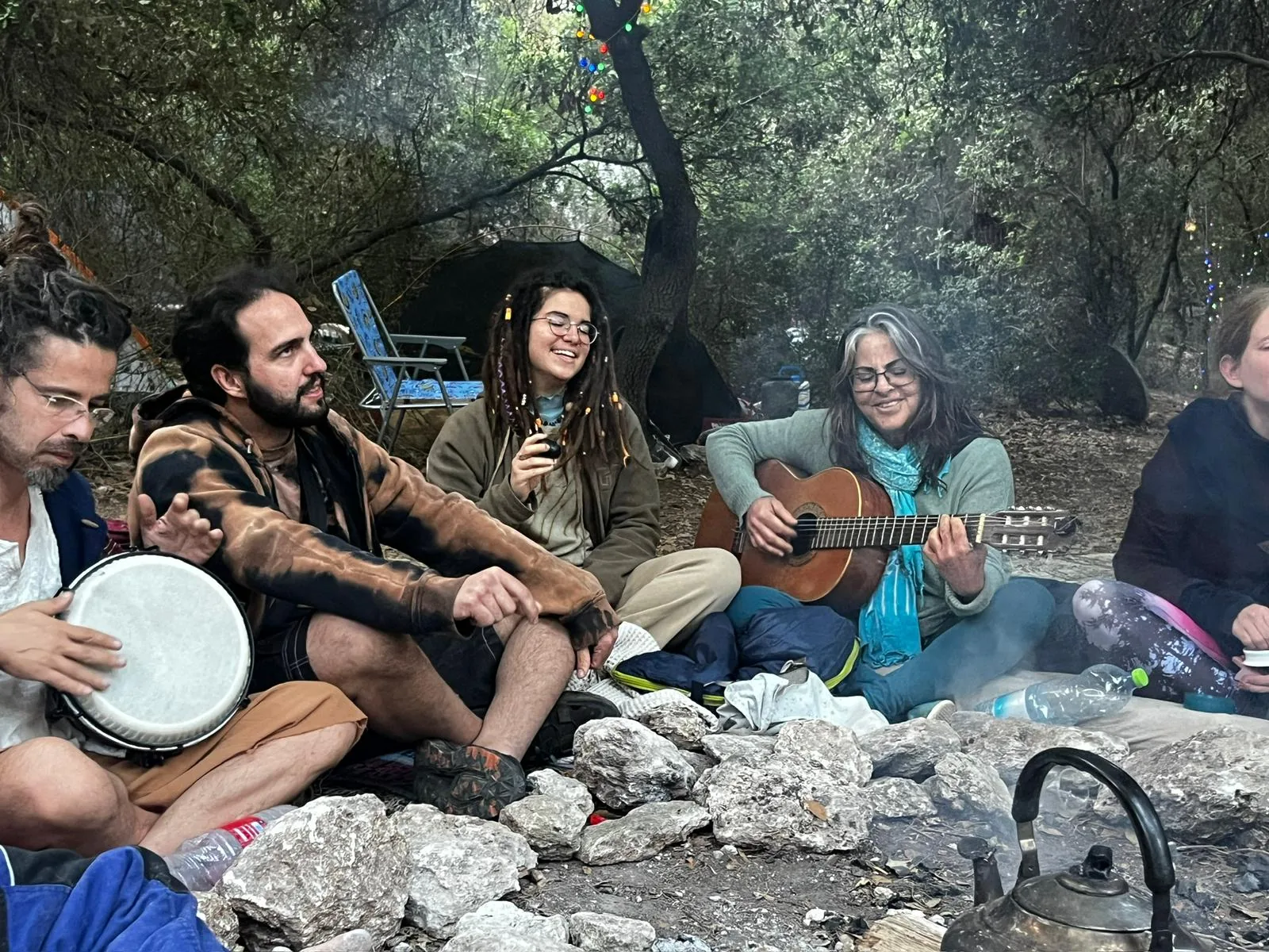 מעגל נגינה סביב האש ביום, תופים וגיטרה