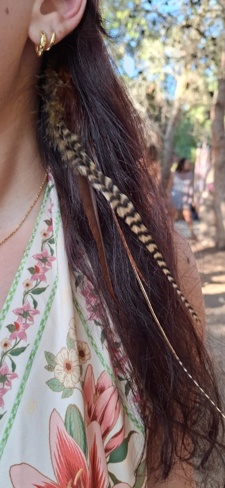 נוצות קלועות בשיער, תקריב